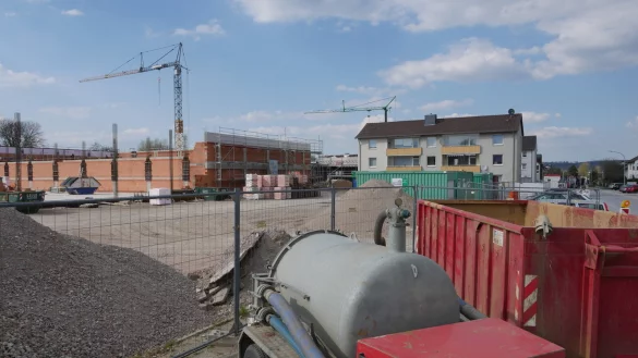 Die Baustelle des Fachmarktzentrums in der Kampstra&szlig;e Ende April. Hier werden die Baumaschinen erstmal still stehen. - &copy; Jost Wolf