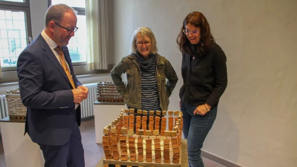 Im Schloss Brake wird ein neues Kunstwerk des Monats gezeigt. Die K&uuml;nstlerin Anja Kracht (Mitte), Landesverbandsvorsteher J&ouml;rg D&uuml;ning-Gast und Dr. Mayar&iacute; Granados mit den Werken mit dem Titel &bdquo;R&auml;umen 1-4&ldquo;. - &copy; Landesverband Lippe