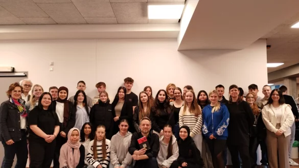 Der Autor des Romans "Sein Reich" Martin Sch&auml;uble umringt von wissbegierigen Zehntkl&auml;sslern der Sekundarschule Horn. - &copy; Franka Ronkartz (LZ)