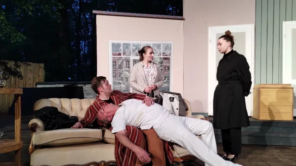 Dieses St&uuml;ck kann einen schon mal umhauen: Uncle George (Axel Wieneke) in den Armen von Norman Basset (Kevin Nolting). Argw&ouml;hnisch beobachtet wird das Szenario von Sally Chessington (Tabea Engler) und Mrs. Undertaker (Rebekka Bauer). - &copy; Franka Ronkartz
