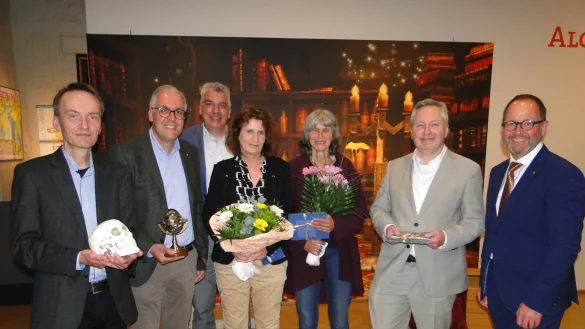 Schulmedizin, Naturheilkunde und Homöopathie sollten sich nicht gegenseitig ausschließen, sondern einander ergänzen. Zu diesem Resultat führte eine gut besuchte Podiumsdiskussion auf Schloß Brake. Vor dem Szenario der Ausstellung "Alchemie - Magie oder Naturwissenschaft?" von links: Kunsthistoriker Dr. Michael Bischoff, Apotheker Christian Schmidt, Krankenkassenvorstand Andreas Flöttmann, stellvertretende LZ-Chefredakteurin Silke Buhrmester, Ärztin Renate Schmidt-Krause, Chirurg Dr. Jan Groetzner und Jörg Düning-Gast, Vorsteher des Landesverbandes Lippe. (Foto: Hajo Gärtner) - © Hajo Gärtner