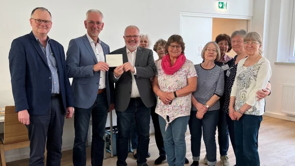 Michael Kr&uuml;germeyer-Kalthoff (von links) und Thomas Kleinegees &uuml;bergeben an Pastor Richard Krause und den Mitarbeiterinnen der Lagenser Mahlzeit einen Scheck in H&ouml;he von 4000 Euro. - &copy; Lions Club Lage/Lippe
