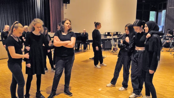 Konfrontation: Interesse an den Anderen, aber auch Spannungen entstehen, wenn Gruppen aufeinanderprallen. Hier dargestellt in einem Standbild mit dem Titel "Auf der Kirmes". Im Hintergrund Musiklehrer Martin Rudkowski, der am Klavier f&uuml;r den richtigen Ton zum Bild sorgte. - &copy; Hajo G&auml;rtner