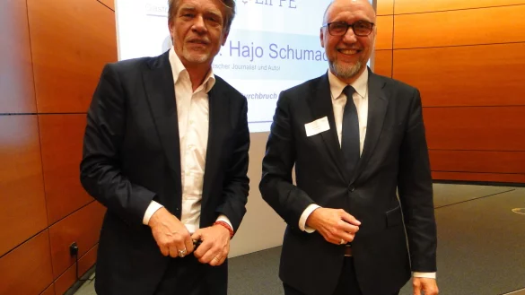 Klaus L&uuml;tgemeier (rechts), Vorsitzender des Arbeitgeberverbandes Lippe, freut sich &uuml;ber den in der Mitgliederversammlung begeistert aufgenommenen Vortrag von Dr. Hajo Schumacher (links). Zumal der bekannte Journalist in seinen unterhaltsamen Darstellungen unternehmerisches Handeln als geradezu positiven Gegenpol zu politischem Handeln profiliert. - &copy; Hajo G&auml;rtner