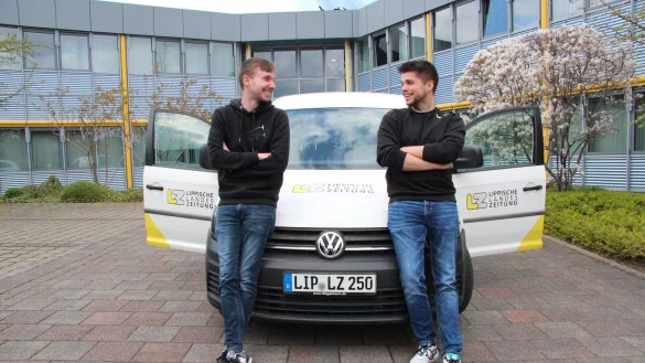 Die LZ-Volont&auml;re Nico D&uuml;llmann (links) und Philipp Kersten begeben sich auf eine 16-t&auml;gige Reise durch Lippe. - &copy; Jana Beckmann