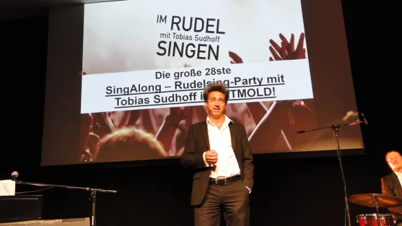 L&auml;ssige M&auml;nnlichkeit, souver&auml;n inszeniert: Diese Moderation setzt dem Rudelsingen in der Stadthalle das Sahneh&auml;ubchen auf. (Foto: Hajo G&auml;rtner) - &copy; Hajo G&auml;rtner