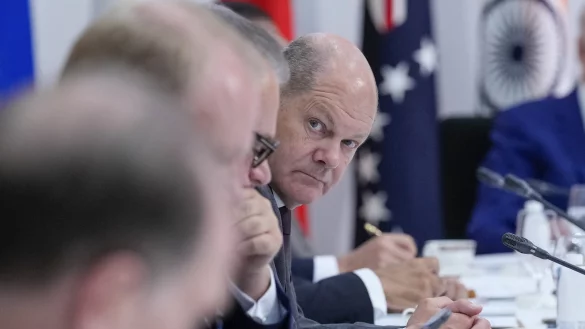 Bundeskanzler Olaf Scholz (hinten), gemeinsam mit andere Staats- und Regierungschefs beim G7-Gipfel. - &copy; Susan Walsh/AP/dpa