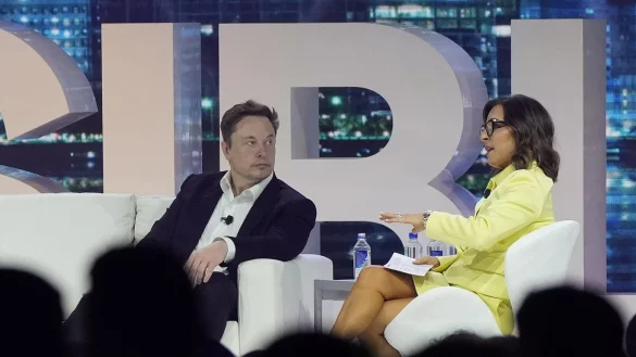 Twitter-CEO Elon Musk spricht mit Linda Yaccarino, Anzeigenchefin des Medienkonzerns NBC-Universal, auf einer Marketingkonferenz. - &copy; dpa