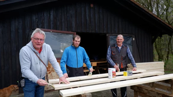 Alle H&auml;nde voll zu tun: Stefan Dux (von links), Sebastian Overbeck und J&uuml;rgen Tammoschath bereiten Sitzb&auml;nke vor, die beim Bergfest ben&ouml;tigt werden. - &copy; Lorraine Brinkmann