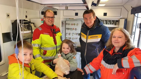 Im Rettungswagen stellten die Kinder ihr erlerntes Können unter Beweis. - © Grundschule am Schlosspark