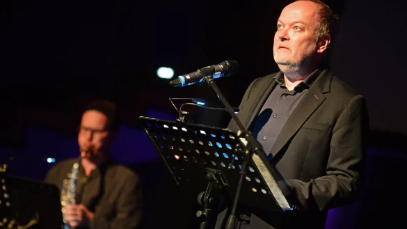 vVincent Dombrowski (links) am Saxophon und Jens Wawrczeck. - &copy; Nicole Ellerbrake