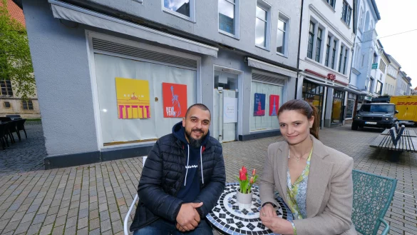 Daniela und Georgios Pone vor ihrem k&uuml;nftigen Bielefelder Bistro. Hinter den verklebten Fenstern erh&auml;lt das Lokal den letzten Schliff. - &copy; Andreas Zobe