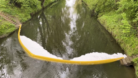 Diese &Ouml;lsperre hat die Freiwillige Feuerwehr Bad Salzuflen auf der Werre errichtet. Sie wird einige Tage bestehen bleiben. - &copy; Freiwillige Feuerwehr Bad Salzuflen