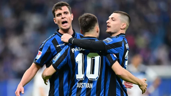 Innenverteidiger Tobias M&uuml;ller (l.) verschuldete in Hamburg ein Gegentor, doch seine Teamkollegen Florent Muslija (r.) und Julian Justvan sicherten dem SCP ein 2:2. Hier jubelt das Trio &uuml;ber Justvans Treffer zum 1:1. - &copy; Witters