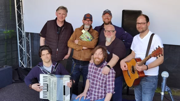 Stolzes Team auf der Weltpremiere: (hinten, von links) Cord Brüning (Heimatverein), André Sedlaczek (Autor) und die Band KrAWAllo: Jens Kosmiky, Sebastian Dold (Komponisten), Christian Szameit; sowie (vorne von links) Sven Kreinberg und Roman Möller. - © N. Karolak