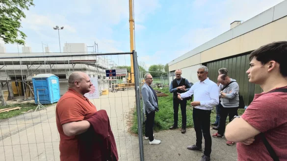 Beigeordneter Thorsten Paulussen (Vierter von links) erkl&auml;rt den Mitgliedern des Sportausschusses, wie der Bau des Multifunktionsgeb&auml;udes am Werreanger vorankommt. - &copy; Astrid Sewing