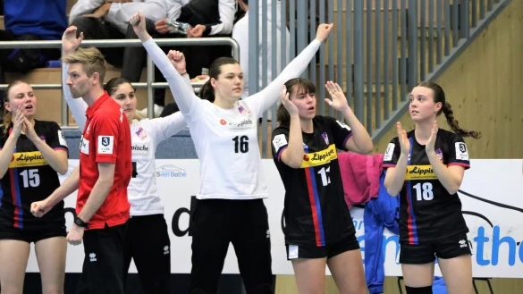 Freude &uuml;ber die Final-Four-Teilnahme, Freude &uuml;ber die Ausrichtung der DM-Endrunde: die A-Jugend-Spielerinnen der HSG Blomberg-Lippe mit (von links) Emma Montag, Tina Stanojevic, Zoe Kr&uuml;ger, Alina Gabatz und Julia Hertha zusammen mit Trainer Ruben Vo&szlig;hans. - &copy; Oliver K&ouml;nig