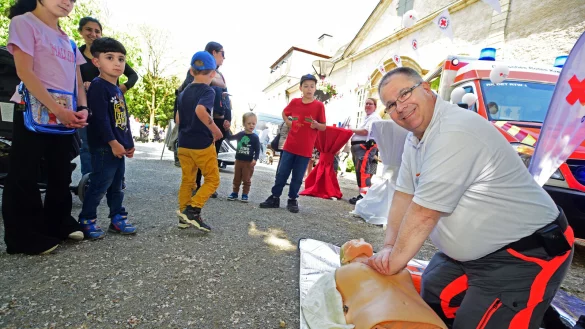 Thomas Bracht vom Deutschen Roten Kreuz zeigt, wie eine Wiederbelebung funktioniert - &copy; Nicole Ellerbrake