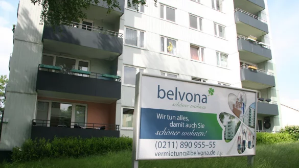 Zwar stehen noch Werbeschilder der Wohnungsbaugesellschaft Belvona vor dem Haus, aber inzwischen ist die Property Management Deutschland zust&auml;ndig. - &copy; Cordula Gr&ouml;ne
