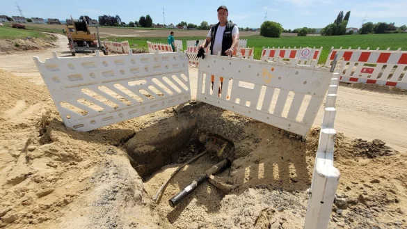 Robert M&uuml;ller arbeitet auf dem gro&szlig;en Baufeld. Es wird alles f&uuml;r den Bau von 50 H&auml;usern vorbereitet. Das schwarze dicke Rohr ist f&uuml;r die Fernw&auml;rme. An dieser Stelle liegt der Hausanschluss. - &copy; Astrid Sewing