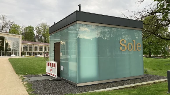 Die T&uuml;r des Sole-Pavillons im Kurpark vor der Wandelhalle ist nach langwieriger Reparatur schon wieder kaputt. - &copy; Alexandra Schaller