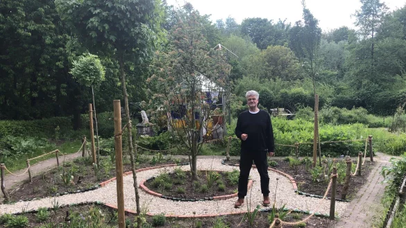 Auf dem gro&szlig;en Gel&auml;nde des Umweltzentrums Heerser M&uuml;hle sind unter der Regie von Gesch&auml;ftsf&uuml;hrer Ulrich Kaminsky junge B&auml;ume angepflanzt worden, die mit den Folgen des Klimawandels gut zurecht kommen. Im Bild von links: Blumen-Esche, Kugel-Feldahorn, Eber-Esche (Vogelbeere) und Wei&szlig;dorn. - &copy; Thomas Reineke