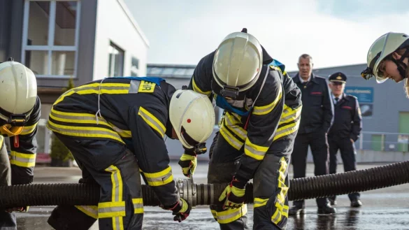 Der L&ouml;schaufbau - die Zeiten aller Teams werden nachher verglichen. - &copy; Freitag TV