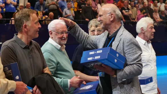 Bekam den &bdquo;Segen&ldquo; vom Beiratsvorsitzenden: Horst Bredemeier nahm ebenso wie Michael Sch&uuml;ppel (links), Hans-J&uuml;rgen Grund und G&uuml;nter Pahne eine Box mit dem limitierten Jubil&auml;umstrikot &bdquo;40 Jahre Bundesliga&ldquo; aus den H&auml;nden von Herbert Vogel in Empfang. Foto: J&ouml;rg Hagemann - &copy; J&ouml;rg Hagemann