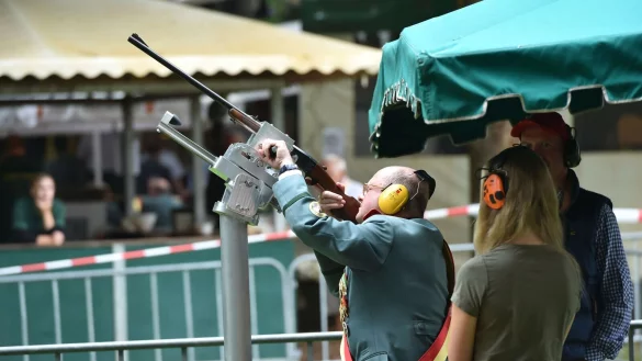 Beim Vogelschie&szlig;en auf Sch&uuml;tzenfesten wird &uuml;berwiegend Bleimunition verwendet. - &copy; Wilfried Hiegemann