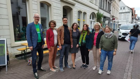 Neues Gr&uuml;nen-B&uuml;ro: Dar&uuml;ber freuen sich (von links) Dr. Burkhard Pohl (Fraktionsvorsitz Lemgo), Dr. Inga Kretzschmar (Bezirksvorsitzende), Bundestagsabgeordneter Robin Wagener, Landtagsabgeordnete Julia Eisentraut, Claudia Stolz (B&uuml;roleitung), Dr. Katharina Kleine Vennekate (Stellvertretende B&uuml;rgermeisterin) und Ortsvorstand Elizabeth Jungh&auml;rtchen. - &copy; Die Gr&uuml;nen Lemgo