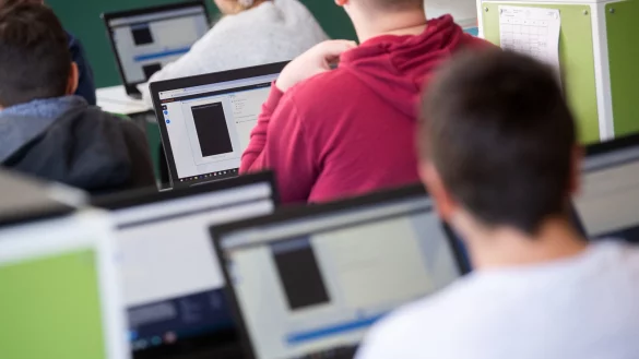 Herausforderung Digitalisierung: Mit der Anschaffung von Ger&auml;ten f&uuml;r Schulen ist es nicht getan, es braucht kundige und umfangreiche Administration. Genau daran hapert es in OWL gewaltig. - &copy; picture alliance/dpa