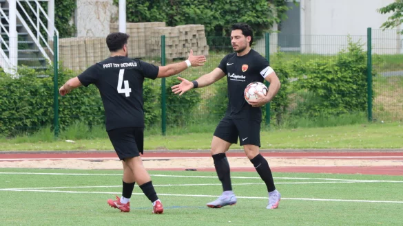Gl&uuml;ckwunsch, Kosta! Das signalisiert Enes C&ouml;mert in dieser Szene Kosta Triantafyllidis (rechts), der gerade das 1:1 markiert hat. - &copy; Sebastian Lucas