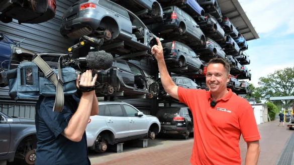 Thomas Kerstingjoh&auml;nner ist kameraerprobt. In seinem modernen Betrieb waren immer wieder Fernsehteams zu Gast, um Aufnahmen von den Tausenden von Schrottautos in den Regalen zu machen. 
Archivfoto: Karin Prignitz - &copy; Karin Prignitz