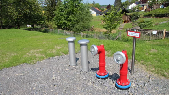 Am Kronshagenhof in Talle hat die Feuerwehr einen neuen L&ouml;schwasserbeh&auml;lter bekommen. Er liegt unterirdisch. Im Hintergrund ist der alte L&ouml;schwasserteich zu sehen. - &copy; Nadine Uphoff