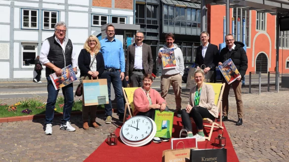 Freuen sich aufs Shoppen bis in die Nacht: Friedhelm Begemann (Gutshof Brennerei Begatal, von links), Stephanie Brune (Brauerei Strate), Heiko Marx (Lemgo Marketing), B&uuml;rgermeister Markus Baier, D&ouml;rte B&ouml;deker (Kids & Kram), Karsten Arning (Stadtlicht), Rabea Kruel (Schmuckleben), Christoph Vieregge (Sparkasse Lemgo) und Bj&ouml;rn Spisla (Staatlich Bad Meinberger Mineralbrunnen). - &copy; Lemgo Marketing