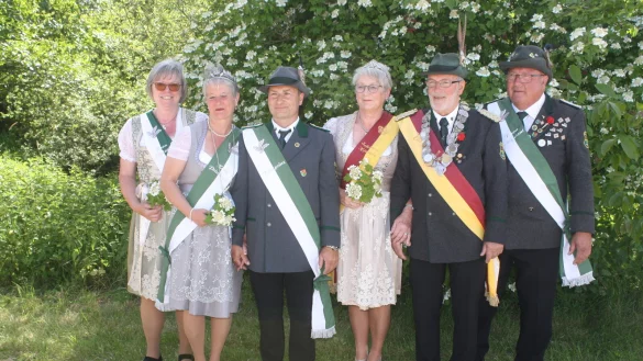 Thronadjutantin Petra Zurheide, Thronprinzessin Heike W&ouml;rmann, Thronprinz Marc Schwalbe, K&ouml;nigin Annette B&auml;cker, K&ouml;nig Klaus B&auml;cker sowie Thronatjutant Stefan W&ouml;rmann (von links) bilden den neuen Nienhagener Thron. - &copy; Karin Prignitz
