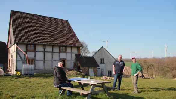 J&uuml;rgen Lubitzki (von rechts), Eric Hagedorn und Christiane Bredemeier wollen den Bau der Windr&auml;der verhindern. - &copy; Archivfoto: Katrin Kantelberg