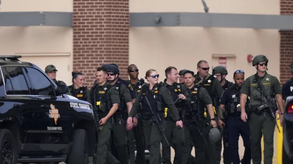 Polizeibeamte gehen vor einem Einkaufszentrum nach Berichten über Schüsse. In dem Einkaufszentrum in einem Vorort der Stadt Dallas sind bei einem Amoklauf mehrere Menschen getötet worden. - © dpa