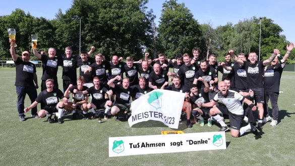 Der TuS Ahmsen feiert die Meisterschaft in der A-Liga Lemgo. - © paul cohen