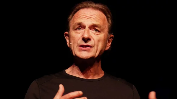 Pointenreicher Abend. Fritz Eckenga begeistert in der Stadthalle mit seinem neuen Programm "Am Ende der Ahnentafel - Ersch&ouml;fungsgeschichten" - &copy; Thomas Kr&uuml;gler