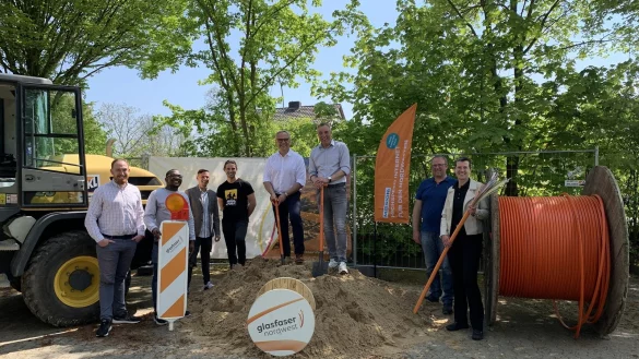B&uuml;rgermeister Dirk Tolkemitt (auf dem H&uuml;gel rechts) freut sich mit Carsten H&ouml;finghoff (auf dem H&uuml;gel links) sowie Mitarbeitern von Verwaltung und ausf&uuml;hrender Fachfirmen &uuml;ber den Ausbaustart in Sch&ouml;tmar und Ehrsen. - &copy; Stadt Bad Salzuflen
