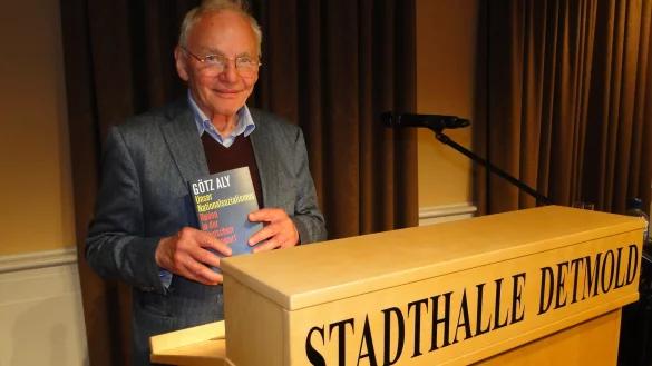 Der Schriftsteller und Historiker Götz Aly präsentierte die provozierenden Thesen seines Buches "Unser Nationalsozialismus" im kleinen Festsaal der Stadthalle, mit denen er erklärt, warum die Deutschen anfänglich beim Nationalsozialismus mitgemacht und dann trotz erkennbaren Scheiterns bis zum bitteren Ende durchgehalten haben. - © Hajo Gärtner