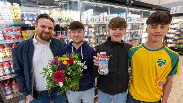 Pascal und Ben Frederich (von links), Aaron Fuhrmann und Felipe Figueiredo Dos Santos Schnell mit der von au&szlig;en gew&ouml;hnlich aussehenden Gewinner-Flasche. - &copy; Niklas T&uuml;ns