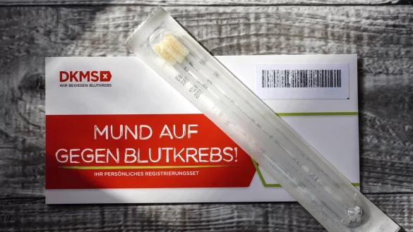 Die DKMS (Deutsche Knochenmarkspenderdatei) registriert potenzielle Stammzellspender, mit dem Ziel, Blutkrebs-Patienten mit einer Stammzelltransplantation eine Heilung zu erm&ouml;glichen. F&uuml;r die Registrierung sind nur drei Wagenabstriche n&ouml;tig. - &copy; picture alliance