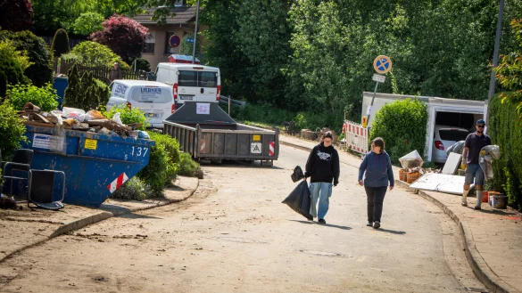 Noch immer laufen in Kl&uuml;t die Aufr&auml;umarbeiten nach dem Unwetter. Die Anwohner der D&uuml;rener Stra&szlig;e hat es besonders schwer erwischt. - &copy; Raphael Bartling