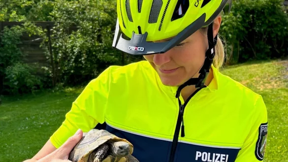 Eine Polizistin hat am Schiedersee eine Schildkr&ouml;te gefunden. Mittlerweile ist das Tier wieder zu Hause. Es war im Herbst ausgebrochen - und ist weit herumgekommen. - &copy; Polizei Lippe