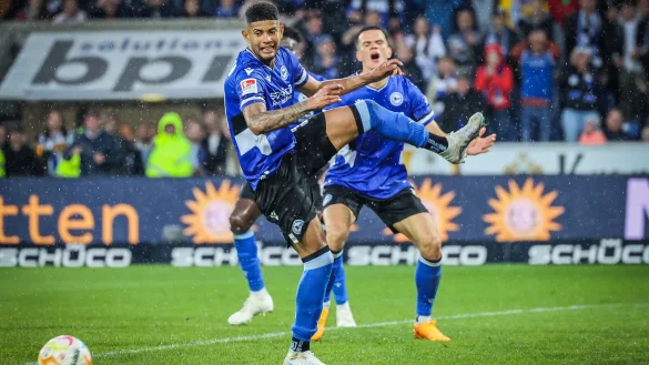 Die bei einem Standard mit nach vorne aufger&uuml;ckten Innenverteidiger Andr&eacute;s Andrade (l.) und Frederik J&auml;kel (r.) verpassen in der Schlussphase gegen Greuther F&uuml;rth das Tor zum 2:1 f&uuml;r Arminia Bielefeld. - &copy; Sarah Jonek