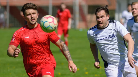 Kampf um den Klassenerhalt: Nikita Dell von der SG Brakelsiek/W&ouml;bbel (wei&szlig;) und Janick Bahms vom SV Diestelbruch-Mosebeck (rot) haben den Ball im Blick. - &copy; EGON PENNER