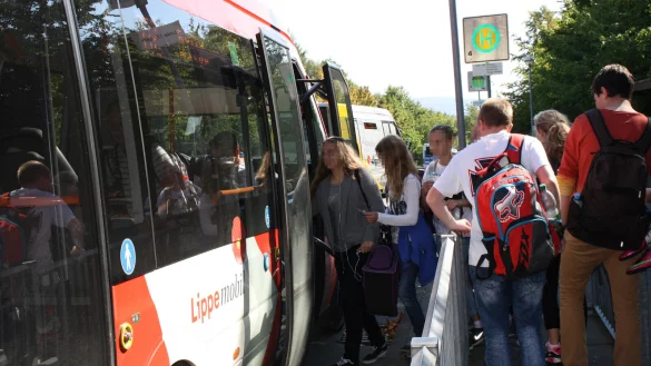 Die Schule ist zu Ende, auf geht's nach Hause: Schüler der kreiseigenen Schulen bekommen dafür künftig das Deutschland- statt das Westfalenticket. - © Freya Köhring