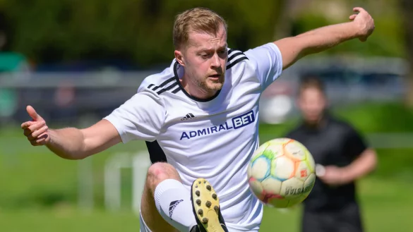 Technisch perfekt - Martin Schlidt von der SG Brakelsiek/W&ouml;bbel nimmt den Ball in der Luft an.&nbsp; - &copy; Egon Penner